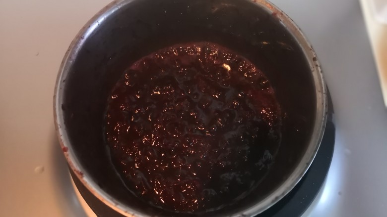 法式煎鹅肝,继续熬。待红酒蒸发掉一半,汤汁变得浓稠即可。