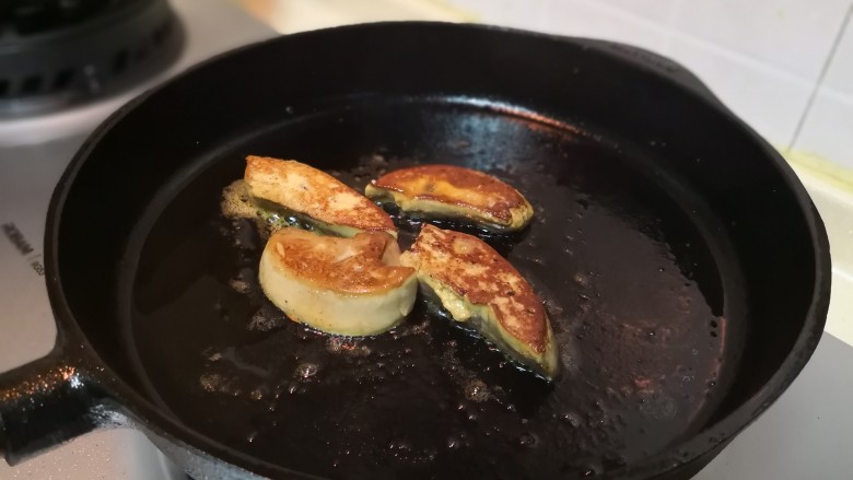 法式煎鹅肝,锅烧得很热,转为小火,放入鹅肝。煎到两面上色(约2分钟)。鹅肝自身的油很多,可以少放油或不放油。