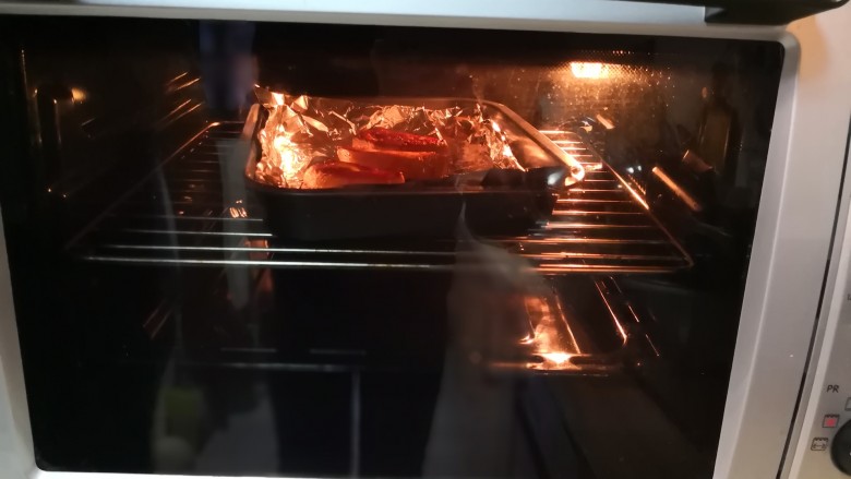 法式煎鹅肝,烤箱预热150度,烤3分钟。