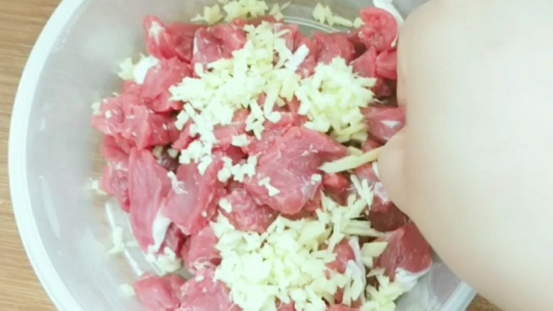 牙签牛肉🐮,<a style='color:red;display:inline-block;' href='/shicai/ 216'>牛肉</a>顺着纹路切条,在切大点的丁儿!放上姜末!