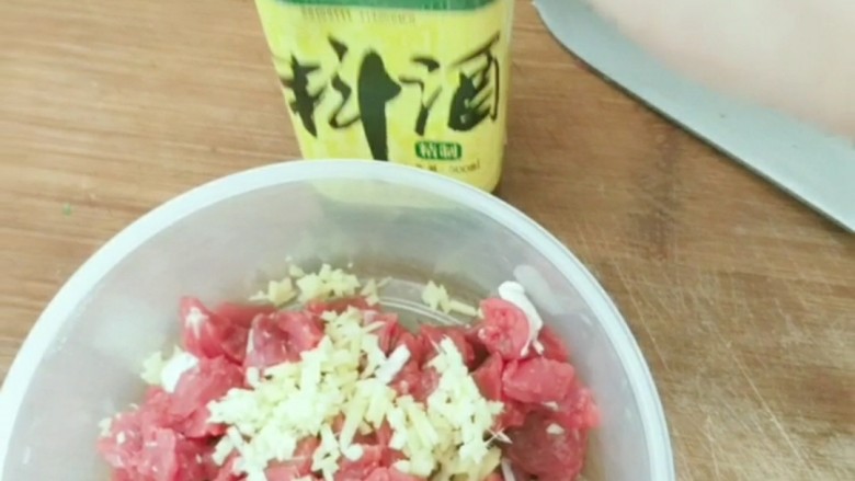 牙签牛肉🐮,加入料酒!
