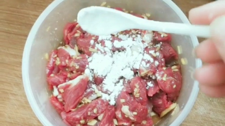 牙签牛肉🐮,加入两小勺的淀粉,加入一勺的盐!
