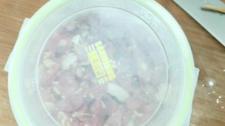 牙签牛肉🐮,封好,放冰箱,腌制两个小时!