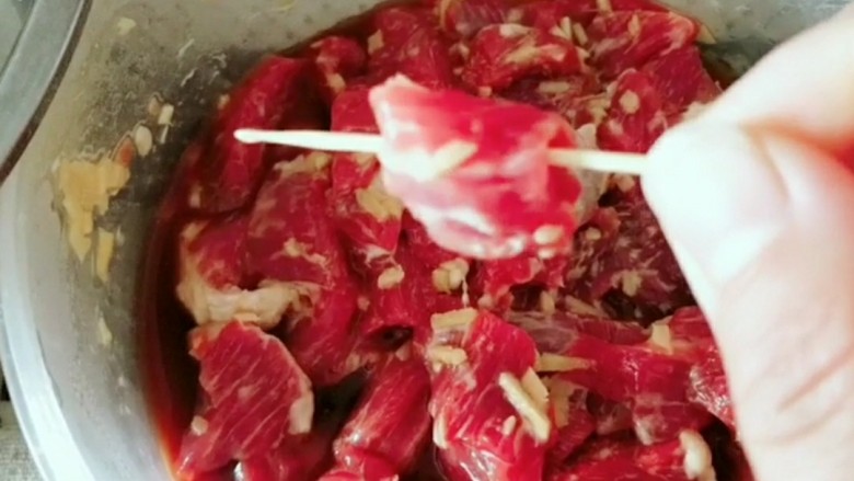 牙签牛肉🐮,腌制好了用牙签一个个的串起来!