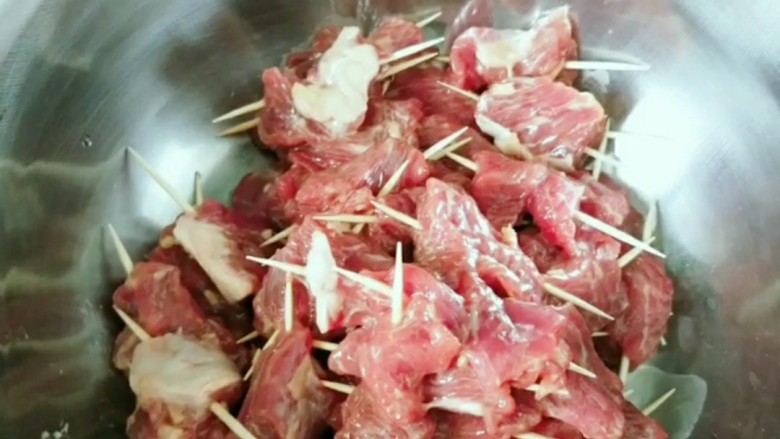 牙签牛肉🐮,把串好的肉准备好!