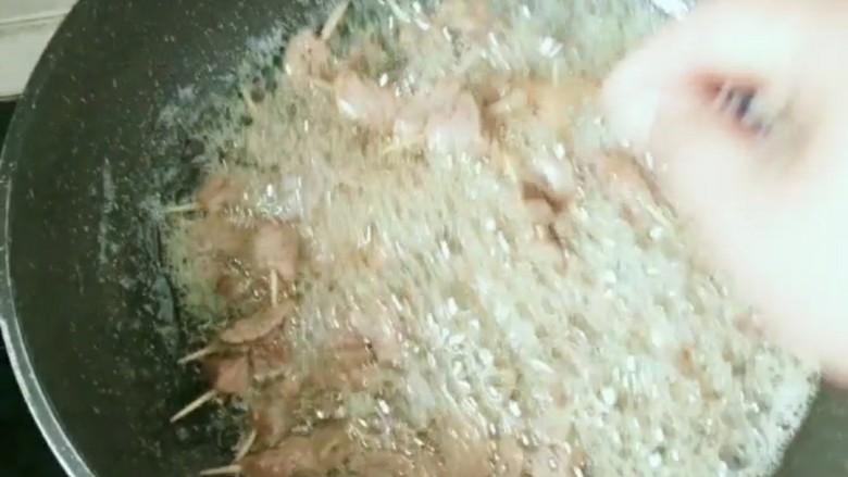 牙签牛肉🐮,下油锅里炸一下,不要太长时间,变颜色就可以啦!