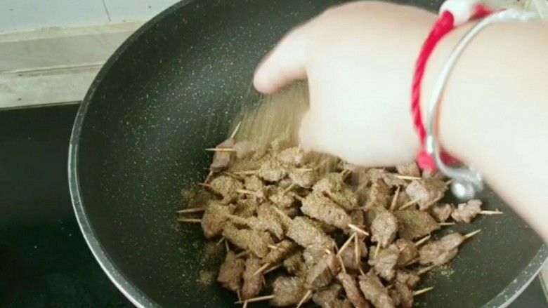 牙签牛肉🐮,把油倒出来,在把肉放入锅里,放入<a style='color:red;display:inline-block;' href='/shicai/ 146542'>孜然粉</a>!