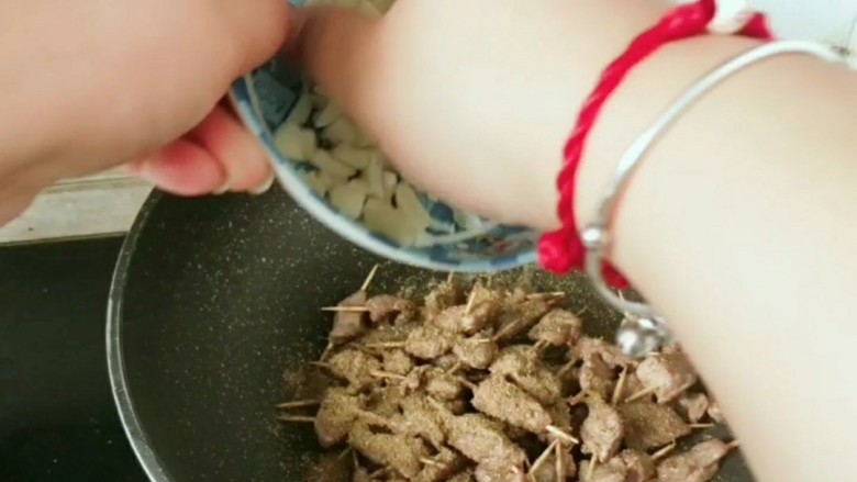 牙签牛肉🐮,加入蒜末!
