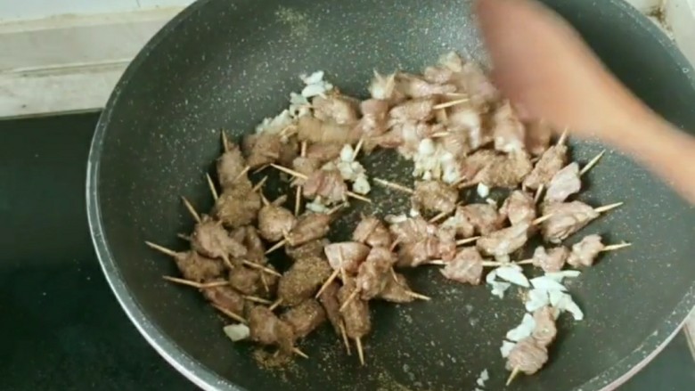 牙签牛肉🐮,在翻炒一分钟!就出锅了!