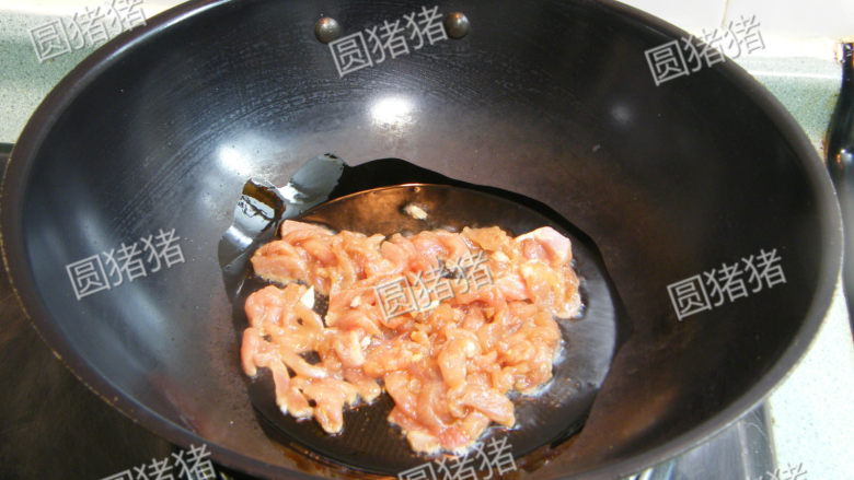 酸笋炒肉,锅内放一大匙油,3成熟时放入瘦肉炒至变色,捞起备用。