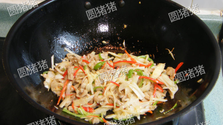 酸笋炒肉,临出锅前加入少许<a style='color:red;display:inline-block;' href='/shicai/ 756'>鸡精</a>炒匀即可。