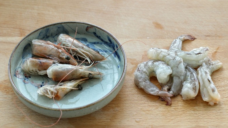 鲜虾炒乌冬面,鲜虾去掉虾头,剥掉虾壳,用牙签挑去虾线清洗干净,虾头不要扔掉,等下会用到哦!