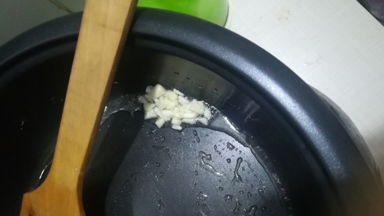 拌饭肉酱,热油加蒜,炒香