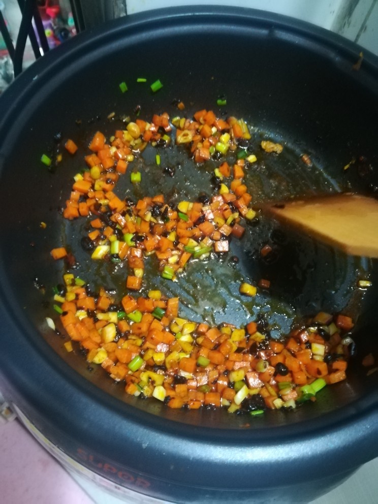 拌饭肉酱,加入酱油,老抽,胡椒粉,盐巴,一点糖,炒