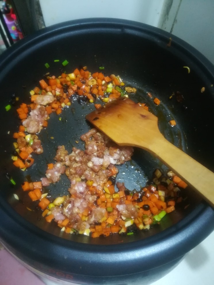 拌饭肉酱,加入肉炒,炒的差不多,加点料酒,勾个芡,就可以了