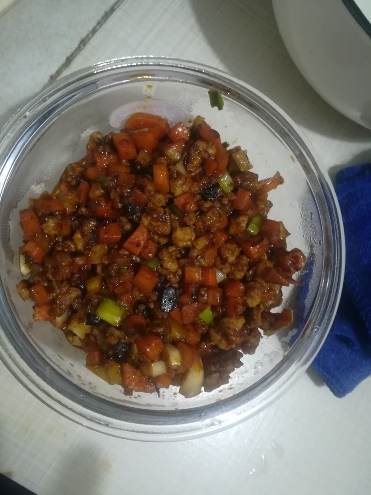 拌饭肉酱,做好了,虽然黑黑的,但是很好吃,用保鲜盒装好,凉了就可以存冰箱了