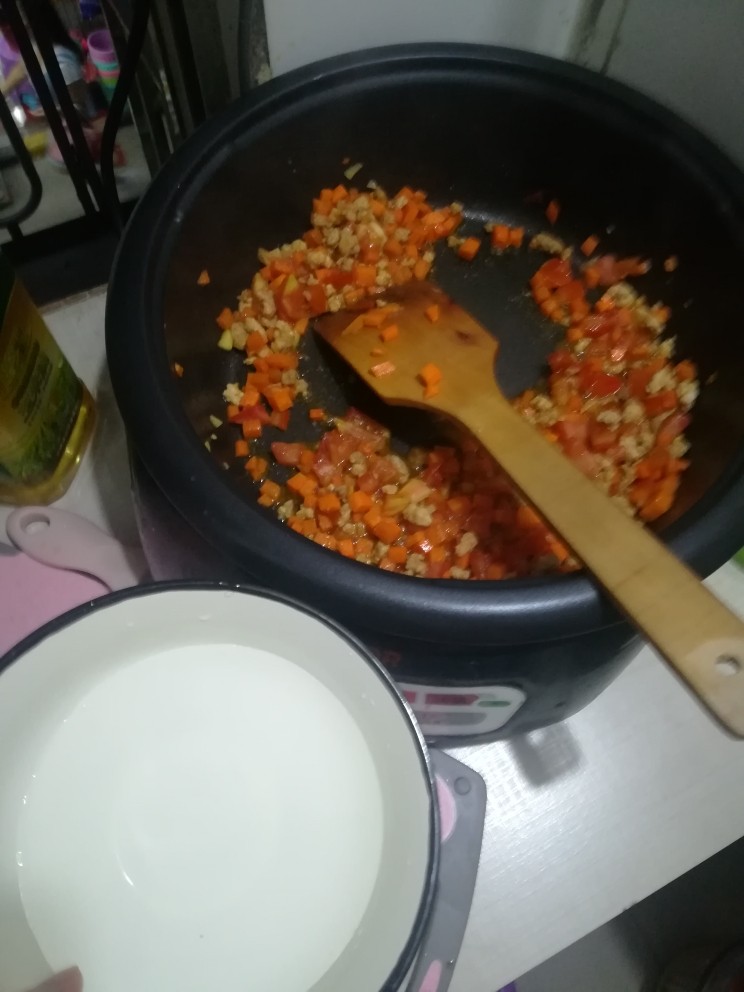 番茄胡萝卜焖面,等西红柿差不多了就加入水,水量三个普通饭碗吧,就是煮面能把水几乎吸干的量,不能多也不能少,少了面会糊多了变汤面