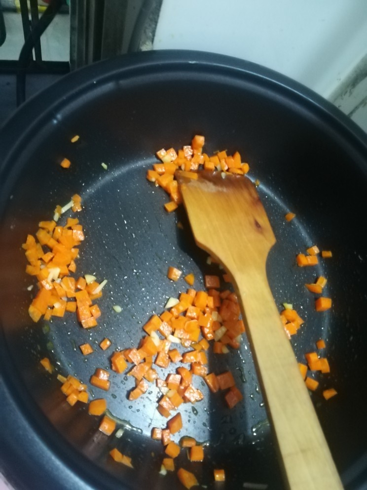 番茄胡萝卜焖面,加入红萝卜,炒久一点哦,比较有营养