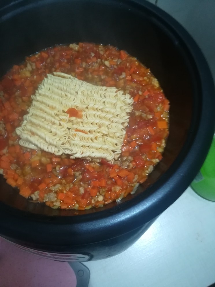 番茄胡萝卜焖面,煮2-3分钟把面饼翻个身,盖上盖子