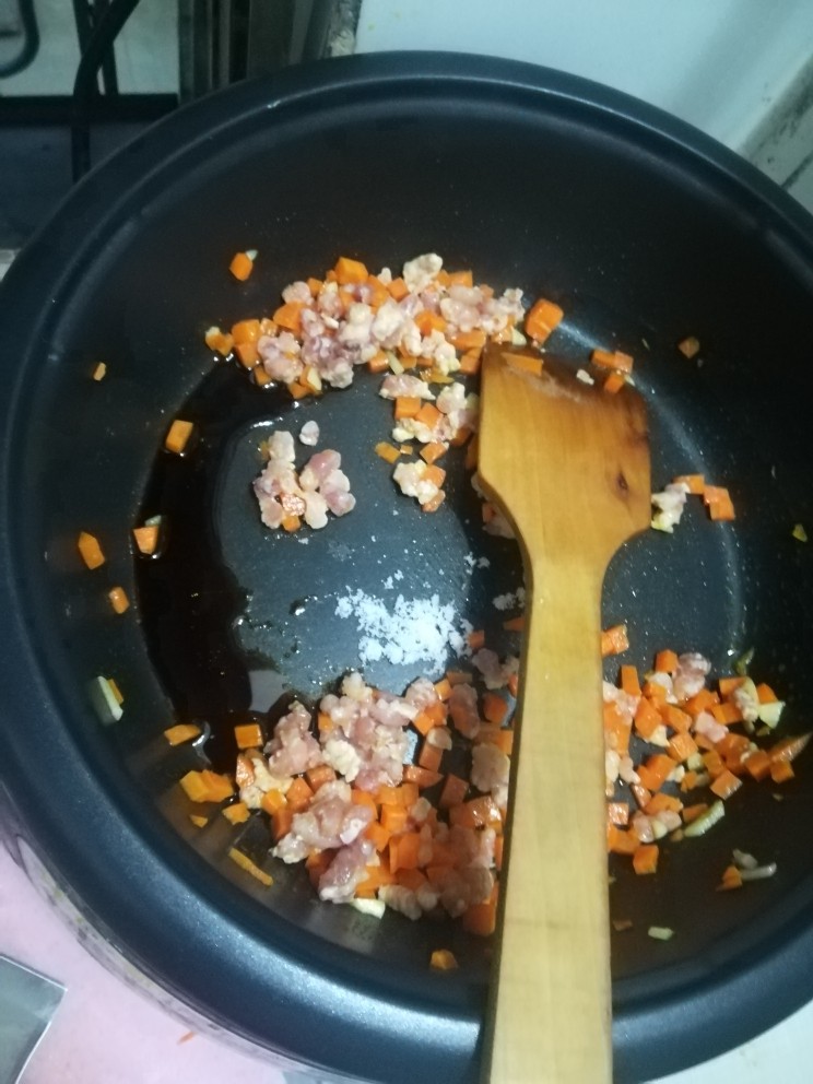 番茄胡萝卜焖面,然后加入肉沫,生抽,老抽,盐巴,一点糖,胡椒粉,一起炒