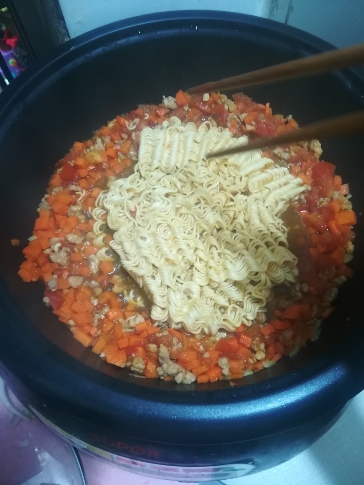 番茄胡萝卜焖面,再煮2-3分钟,把面饼扬开,再盖上盖子