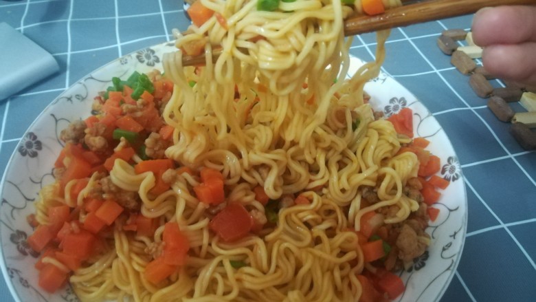 番茄胡萝卜焖面,面把汤汁吸进去了,超级好吃