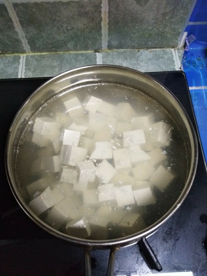 麻婆豆腐,水开放入锅中加一点盐焯水,豆腐会更有韧劲