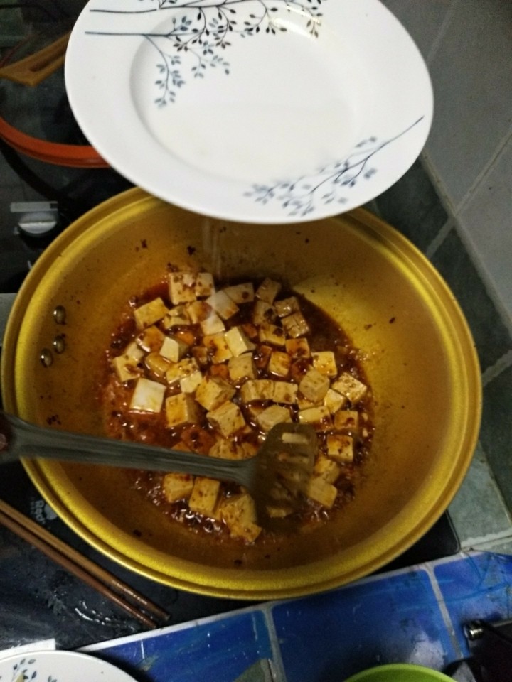 麻婆豆腐,加入水淀粉收汁出锅
