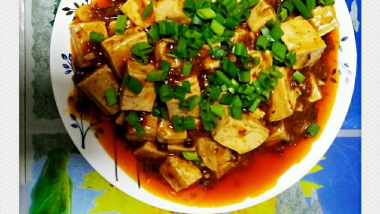 麻婆豆腐,洒上葱花,麻婆豆腐就做好啦