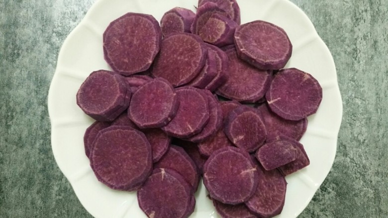 教你做苦瓜酿紫薯,<a style='color:red;display:inline-block;' href='/shicai/ 2643'>紫薯</a>洗净去皮,切小块,这样蒸起来熟的快。