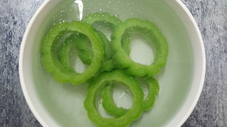 教你做苦瓜酿紫薯,捞出子控水立即放凉水中2分钟左右,这样口感更好。