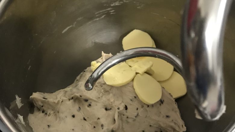 紫米吐司,揉至扩展阶段后加入软化好的黄油,低速揉进面团后转六档
