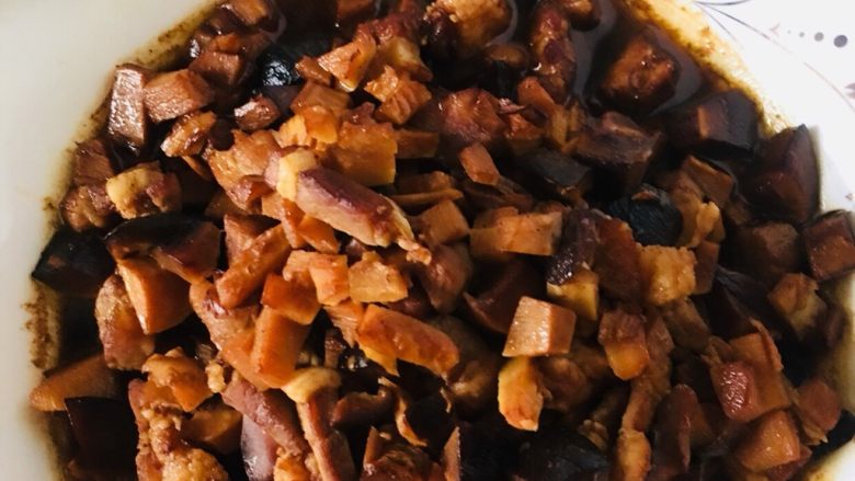 三鲜豆皮,将猪肉.香菇(泡好的干香菇).笋子.干子全部切丁,锅内放油放入烧好,一定要给酱油、留一部分汤汁