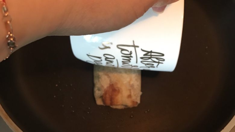 记忆中的杭州味道——
葱包烩儿,翻一面继续碾压至紧实,一两分钟后两面金黄即完成