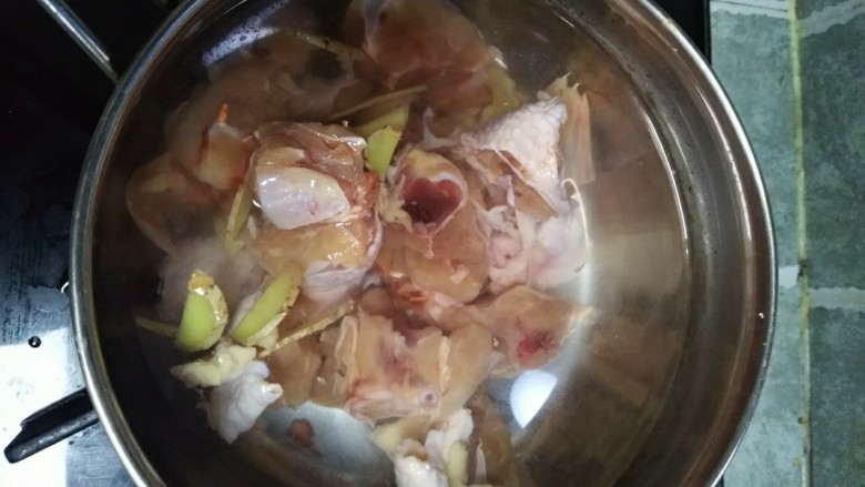 麻辣土豆鸡块,鸡肉冷水下过,加入<a style='color:red;display:inline-block;' href='/shicai/ 2800'>生姜</a>,料酒焯水