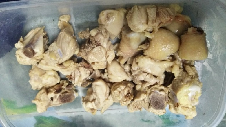 麻辣土豆鸡块,去浮沫,清水洗干净