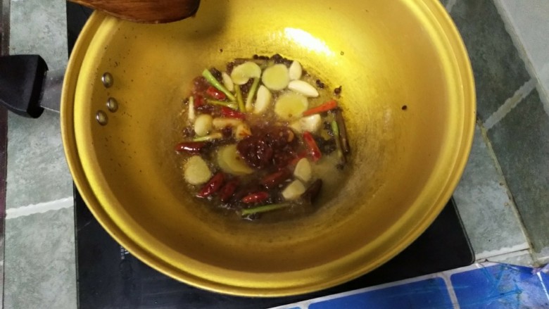 麻辣土豆鸡块,锅内放油烧热先放入花椒炸香,再放入葱姜蒜炒香,加入<a style='color:red;display:inline-block;' href='/shicai/ 705'>豆瓣酱</a>,如果觉得麻辣味不够的可以加入火锅料炒出香味