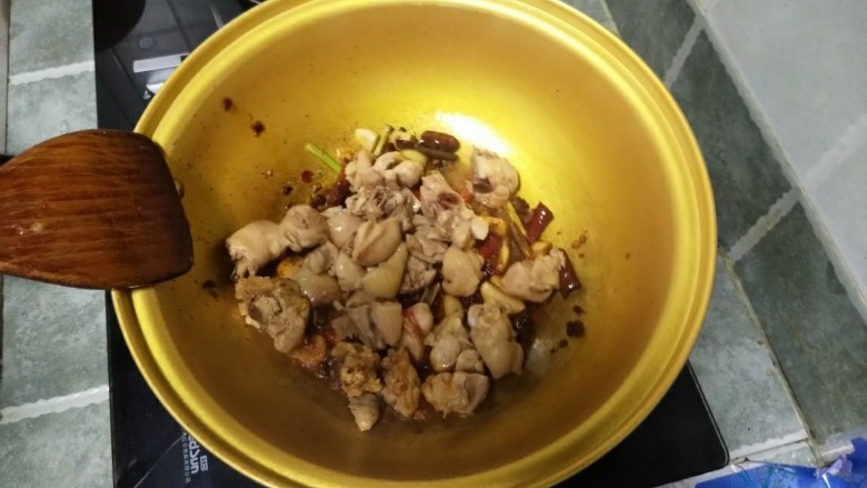 麻辣土豆鸡块,炒出香味加入鸡肉继续翻炒2分钟