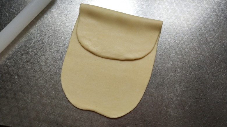小可爱奶盐苏打饼干,进行开酥,折三分之一在把另一端折回来
