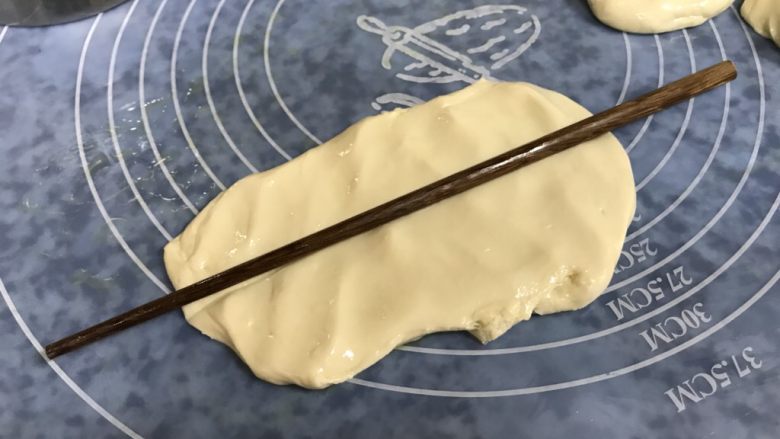 油泼面,宽一些,中间用筷子压一下