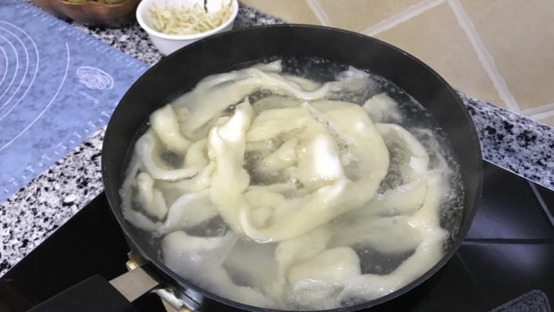 油泼面,这时候水也开了,把撕好的面放里煮两分钟就可以捞出来了