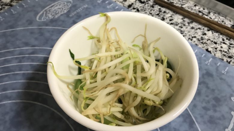 油泼面,焯两分钟就可以捞出来了