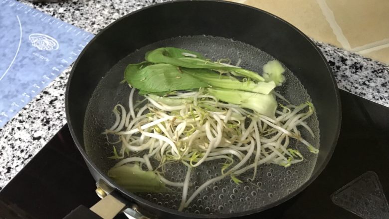 油泼面,水开焯蔬菜