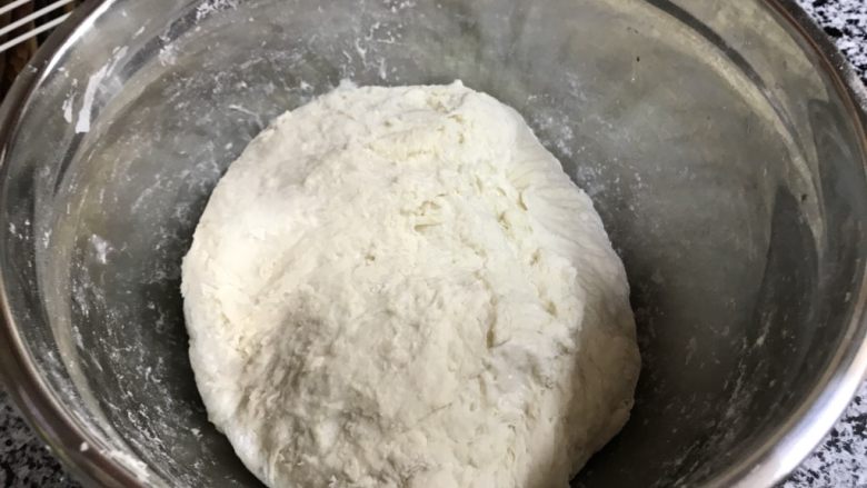 油泼面,揉成比较粗糙的面团、面要软、一定要软、不然后面就没办法抻面了