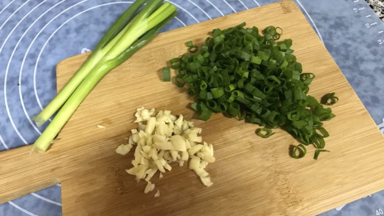油泼面,葱蒜都切末
