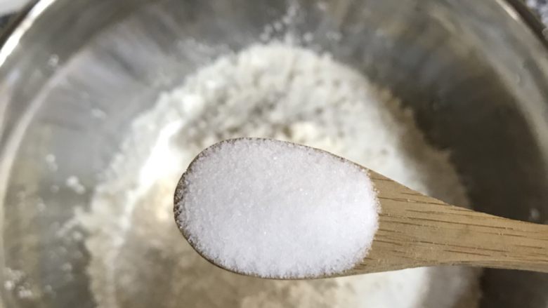 油泼面,加盐搅拌均匀