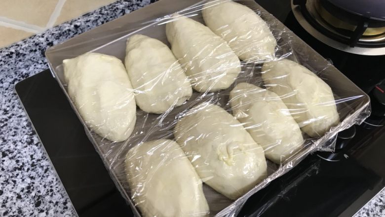 油泼面,盖保鲜膜醒面,最少两个小时,这些面分了两次做的,实验证明面团醒面过夜效果更好