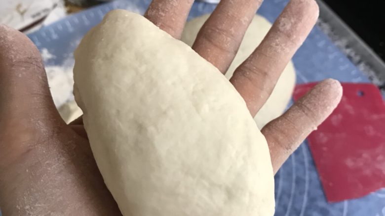 油泼面,搓成椭圆形