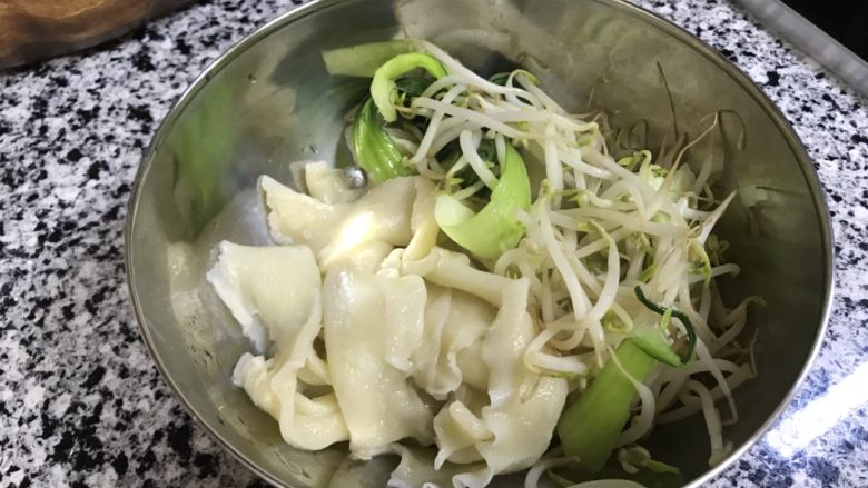 油泼面,放豆芽油菜