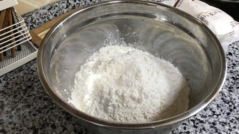 油泼面,普通面粉适量